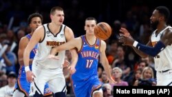 Centar Denver Nagetsa Nikola Jokić u duelu sa košarkašem Oklahoma Sitija Aleksejom Pokuševskim 