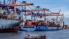 资料照片：中远集团的“新连云港”号集装箱货轮在德国汉堡港卸货。（2022年10月26日）