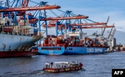 中远集团的“新连云港”号集装箱货轮在德国汉堡港卸货。（2022年10月26日）