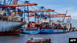 资料照片：中远集团的“新连云港”号集装箱货轮在德国汉堡港卸货。（2022年10月26日）