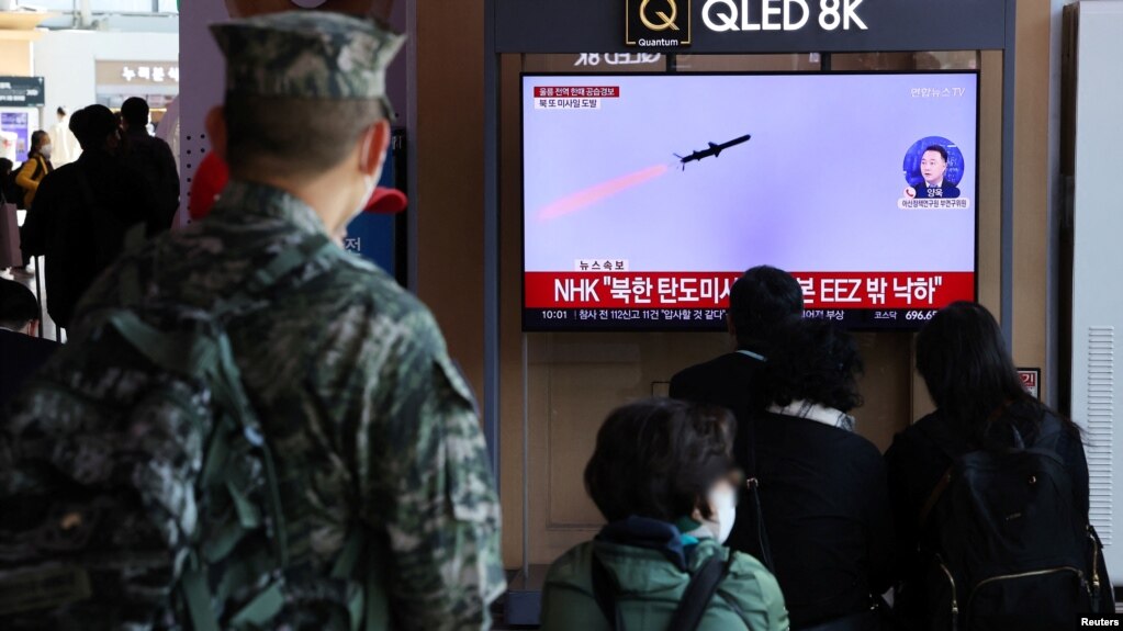 韩国电视台2022年11月2日报道朝鲜发射导弹的消息。（路透社）(photo:VOA)