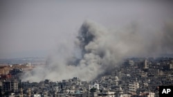 Gazze kentinde bir İsrail hava saldırısında dumanlar yükselirken
