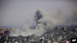 Gazze kentinde bir İsrail hava saldırısında dumanlar yükselirken
