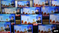 11月3日，韩国一家电器商店展卖的电视机屏幕上正在播出朝鲜最新导弹试验的报道。