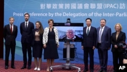 台湾外交部长吴钊燮在台北会见到访的欧洲对华政策跨国议会联盟。（2022年11月3日）