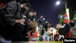 2일 서울 이태원에 지난 29일 발생한 압사 참사 희생자들을 추모하는 꽃과 편지 등이 놓여있다.