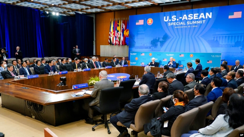 资料照片:美国总统在美国国务院参加纪念美国-东盟关系45年的美国-东盟特别峰会。(2022年5月13日)(photo:VOA)