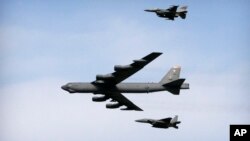 资料照：美国空军B-52轰炸机飞跃韩国上空。