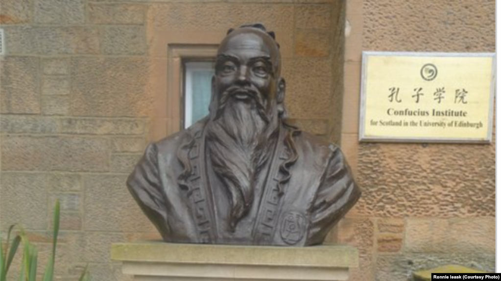 英国爱丁堡大学的孔子学院孔子肖像(photo:VOA)