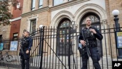 Oficerët e policisë përpara sinagogës në Hoboken, Nju Xhersi (3 nëntor 2022)