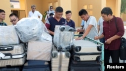 中国工人抵达瓜达尔机场。（资料照：2017年10月3日）