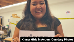 អ្នកស្ម័គ្រចិត្ត​និង​អ្នកធ្វើការនៃ​សមាគម​សកម្មភាព​យុវនារី​ខ្មែរ (Khmer Girls in Action) ចូល​រួមយុទ្ធនាការ​ជំរុញ​អ្នកបោះឆ្នោត ដោយ​ប្រើ​គំនូរ​ផ្ទាំង​ពណ៌ និងយុទ្ធនាការ​តាម​ទូរស័ព្ទ​រយៈពេល​៣​ម៉ោង​ក្នុង​មួយ​ថ្ងៃ​ទៅ​បញ្ចុះ​បញ្ចូល​អ្នក​បោះឆ្នោត។ (រូបផ្តល់​ឱ្យ​ដោយ Khmer Girls in Action)