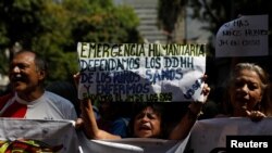 ARCHIVO - La gente protesta frente al hospital de niños J. M. de los Ríos, en Caracas, Venezuela, en marzo de 2020. 