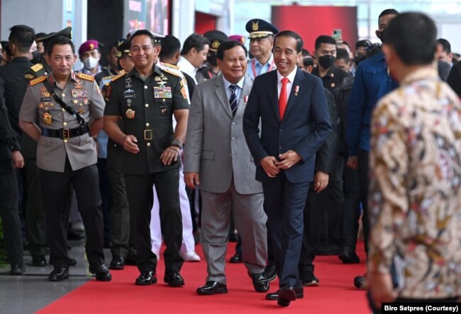 Presiden Joko Widodo didampingi oleh Menteri Pertahanan Prabowo Subianto, Panglima TNI Jenderal Andika Perkasa dan Kapolri Jenderal Listyo Sigit di Jiexpo Kemayoran, Jakarta, Rabu, 2 November 2022. (Foto: Courtesy/Biro Setpres)