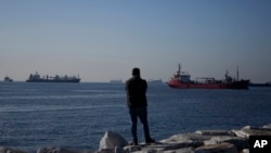 Фото для ілюстрації: Вантажні кораблі очікують на проходження через Босфор, листопад 2022 року (AP Photo/Khalil Hamra)