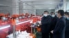 资料照片：中共领导人习近平戴着口罩视察陕西安康一家工厂的生产线。（2020年4月21日）