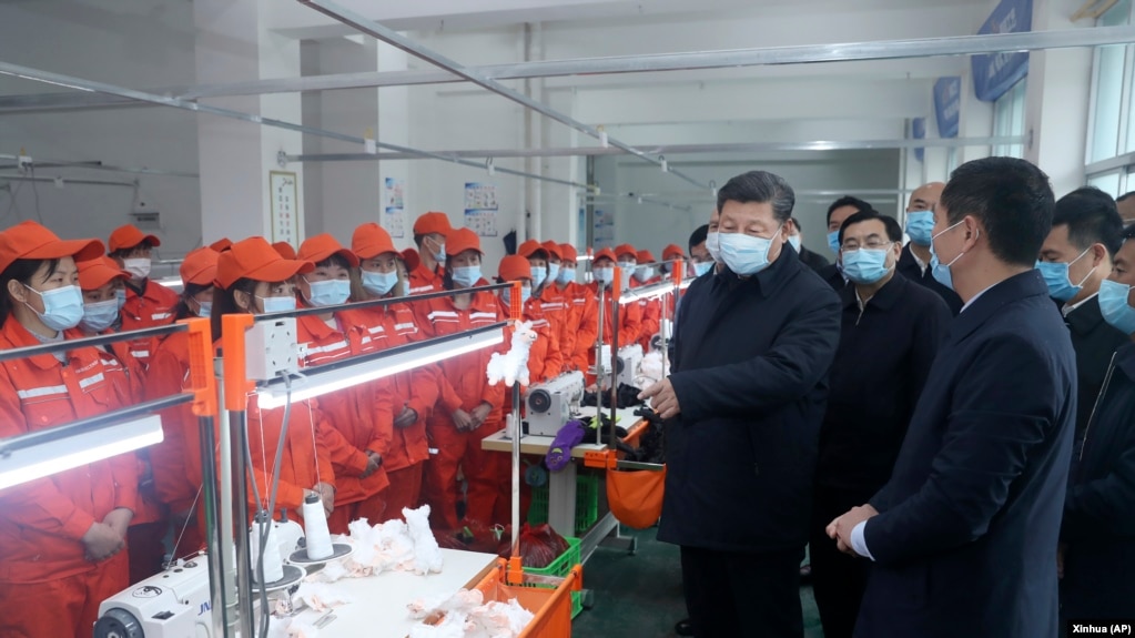 资料照片：中共领导人习近平戴着口罩视察陕西安康一家工厂的生产线。（2020年4月21日）(photo:VOA)