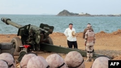 Pemimpin Korea Utara Kim Jong Un (tengah) meninjau latihan militer Tentara Rakyat Korea Utara, 10 Oktober 2022. (Foto: Korean Central News Agency/KCNA via AFP)