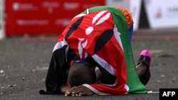 Premier athlète kenyan médaillé aux JO, Wilson Kiprugut a depuis été suivi sur les podiums internationaux par une multitude de compatriotes coureurs de fond.