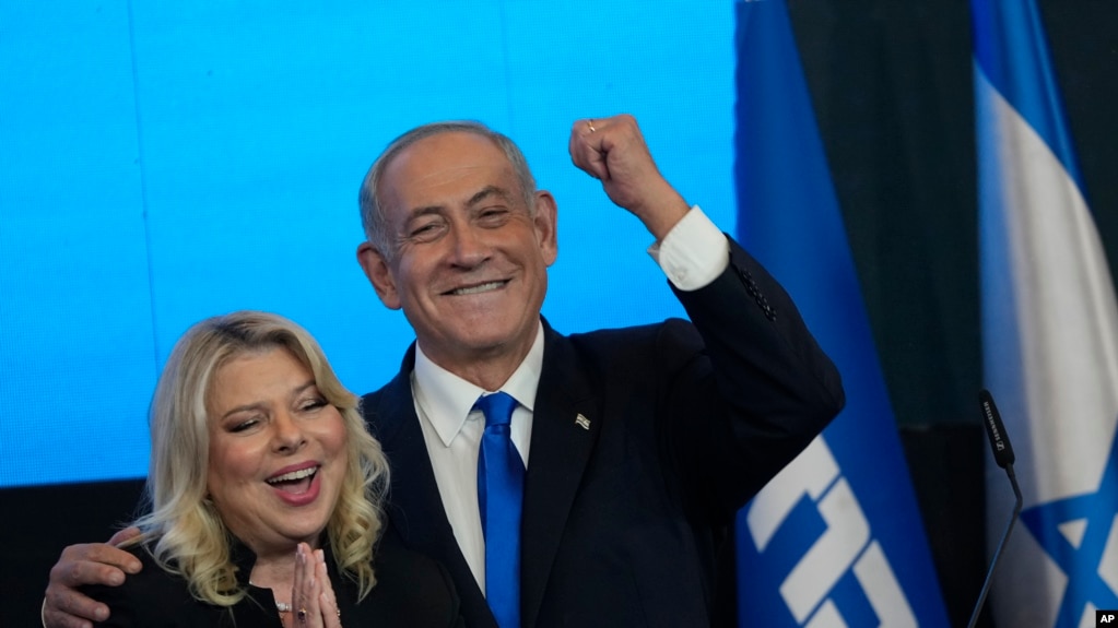 以色列前总理内塔尼亚胡和夫人在庆祝胜选（2022年11月2日）(photo:VOA)