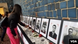 Photos of journalists killed for their work across the Americas in 2022 are displayed at an exhibition, "Memory and Voice," at the Organization of American States headquarters in Washington. (Tomás Guevara/VOA)