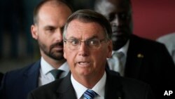 Prezidan Brezilyen Jair Bolsonaro pran la pawol nan rezidans ofisyel li Pale Alvorada, nan vil Brasilia, Brezil, 1 Nov. 2022. 