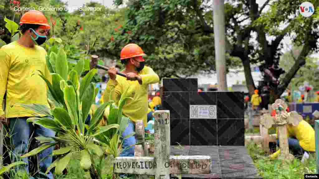 El director de Centros Penales,&nbsp;Osiris Luna, escribió en su cuenta de Twitter: &quot;Los terroristas &#39;honraban&#39; y colocaban flores a sus integrantes, en el cementerio de Santa Tecla.&nbsp;Ningún terrorista merece ningún reconocimiento&quot;.