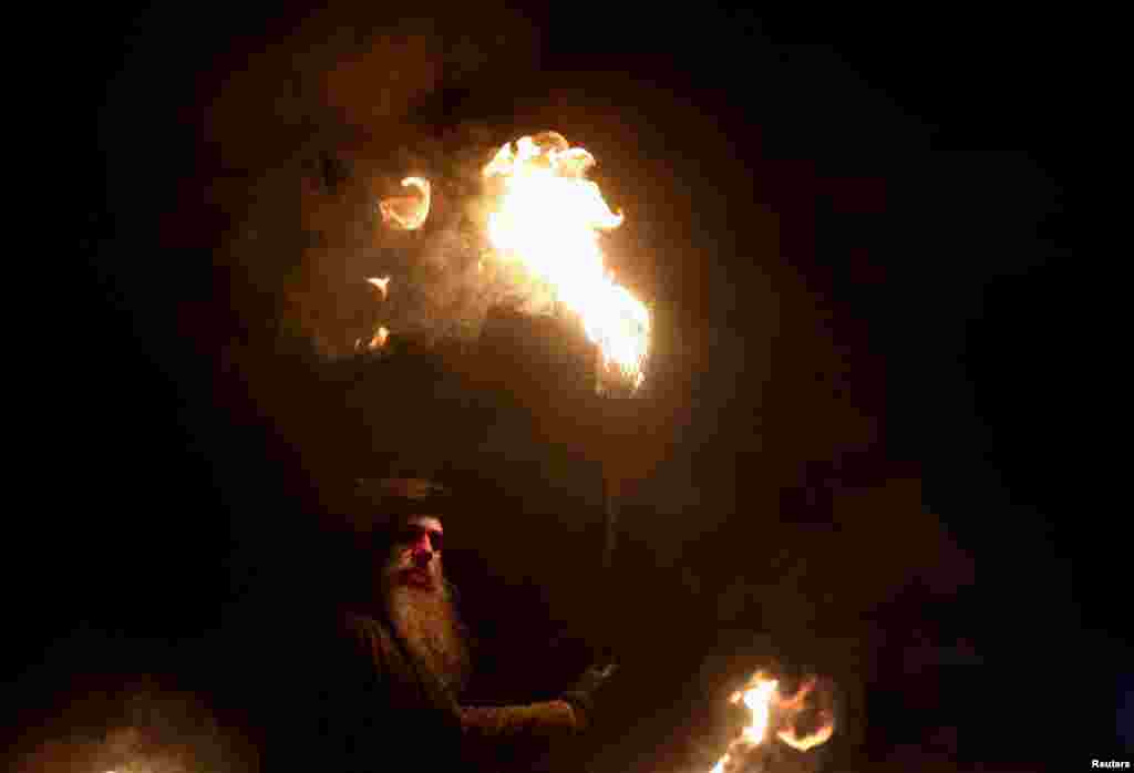 Seorang anggota &quot;Beltane Fire Society&quot; mengambil bagian dalam festival api tahunan &quot;Samhuinn&quot; di Holyrood Park di Edinburgh, Skotlandia. (Foto: Reuters)&nbsp;