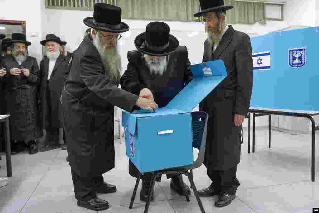 Judíos ultraortodoxos observan cómo su rabino Israel Hager vota durante las elecciones de Israel en Bnei Brak. Israel está celebrando sus quintas elecciones en menos de cuatro años.