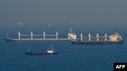 Kapal kargo Rubymar (kanan), membawa biji-bijian Ukraina, dan kapal kargo Stella GS (kiri) yang berasal dari Ukraina, berlayar di pintu masuk Bosphorus, di Laut Hitam lepas pantai Kumkoy, utara kota Istanbul, Turki, 2 November 2022.