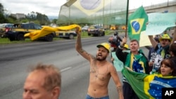 Los partidarios del presidente saliente de Brasil, Jair Bolsonaro, protestan por su derrota el pasado domingo frente al izquierdista Luiz Inácio Lula da Silva, cerca del Aeropuerto Internacional, en Guarulhos, Brasil, el martes 1 de noviembre de 2022.