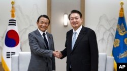 윤석열 한국 대통령이 2일 서울 용산 대통령실에서 아소 다로 일본 자민당 부총재를 접견했다.