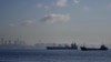 Barcos con carga anclados en el mar de Mármara esperan para cruzar el estrecho del Bósforo el martes 1 de noviembre de 2022 en Estambul, Turquía. (AP Foto/Khalil Hamra)