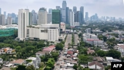 Deretan unit rumah (bawah) di pusat kota Jakarta, 1 November 2022. (BAY ISMOYO / AFP)