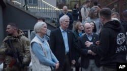 美国民主党参议员库恩斯和共和党参议员波特曼参观乌克兰首都基辅的一个分配中心（2022年11月3日）