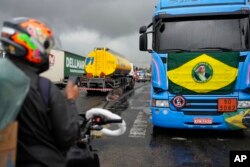 Camioneros que apoyan al presidente Jair Bolsonaro bloquean una carretera para protestar por su derrota en la segunda vuelta electoral ante el expresidente Luiz Inácio Lula da Silva en Itaborai, estado de Río de Janeiro, Brasil, el martes 1 de noviembre de 2022.