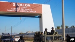 ARCHIVO - Policías y militares mexicanos patrullan en Culiacán, estado de Sinaloa, México, el 6 de enero de 2023.