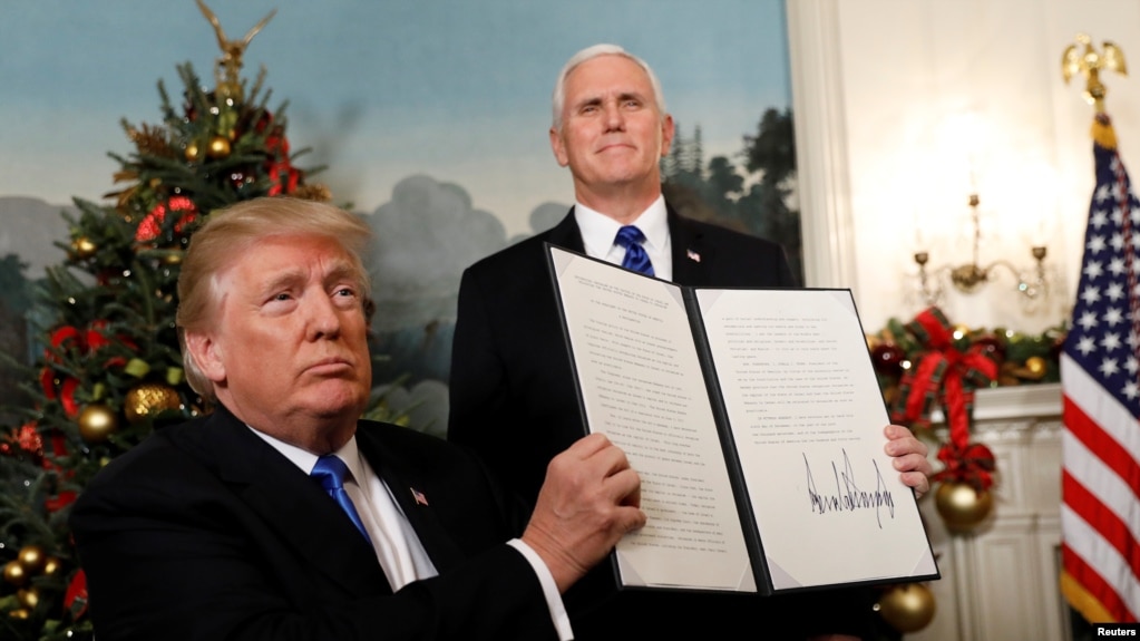 Президент Трамп держит в руках только что подписанную им прокламацию о признании Иерусалима столицей Государства Израиль. 6 декабря 2017 года