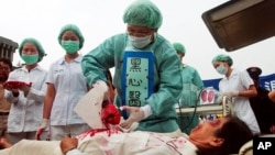 Các thành viên Pháp Luân Công tại Ðài Loan mô phỏng một vụ mổ lấy nội tạng của tù nhân trong một trại cải tạo Trung Quốc.