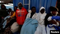 Spaseni migranti odmaraju se na brodu Alan Kurdi nemačke nevladine organizacije "Oko na moru" nadomak obale Malte.