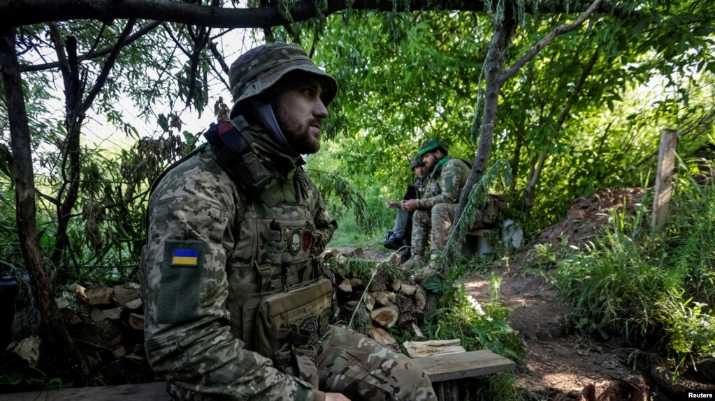 乌克兰士兵在顿涅茨克地区与俄军作战的前沿阵地。（2023年6月18日）(photo:VOA)