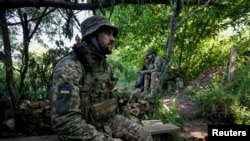 乌克兰士兵在顿涅茨克地区与俄军作战的前沿阵地。（2023年6月18日）