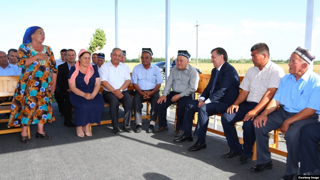 O'zbekiston Prezidenti Shavkat Mirziyoyev bir guruh fuqarolar davrasida
