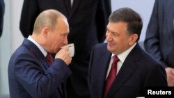 O'zbekiston Bosh vaziri Shavkat Mirziyoyev (o'ngda) Rossiya Prezidenti Vladimir Putin bilan