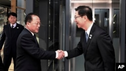In this photo provided by S. Korea Unification Ministry, S. Korean Vice Unification Minister Chun Hae-sung, right, shakes hands with the head of N. Korean delegation Jon Jong Su before their meeting at Panmunjom in the Demilitarized Zone in Paju, South 