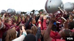 El presidente Obama con estudiantes de secundaria de La Follette que, así como otros en todo el país, tendrán la opción de prepararse para el mercado de trabajo.