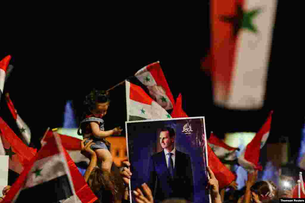 시리아 다마스쿠스에서 바샤르 알아사드 대통령 지지자들이 대선 승리를 기뻐하고 있다. 
