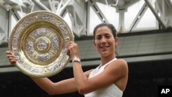 Muguruza exibe o troféu