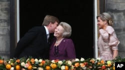 Dutch King Willem-Alexander kisses his mother Princess Beatrix.