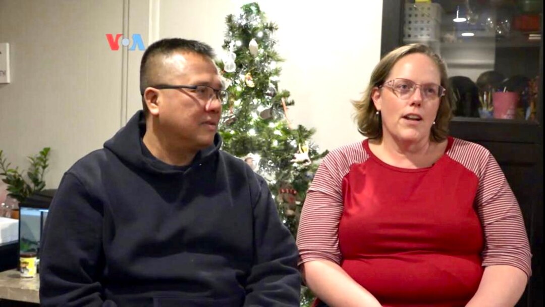 Dewa Dirga dan Kate Hopkins Dirga, penduduk Centreville. (Foto: VOA/Maria Iman Santoso)